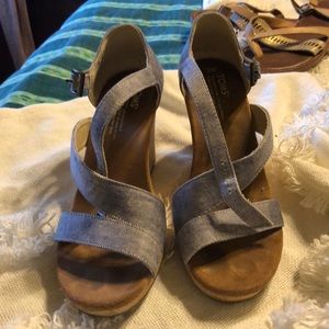 Toms wedge size 7